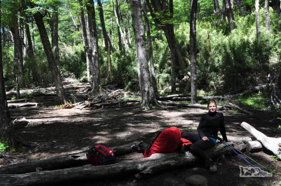 Três horas de trilha, descanso e lanche em um bosque na trilha para o Refúgio San Martín, no lago Jakob, na região de Bariloche, na Argentina